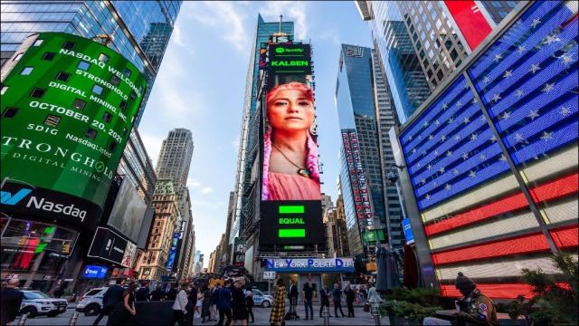 NEW YORK TIMES SQUARE’DA