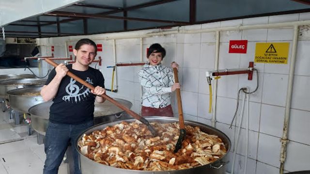 SOKAK HAYVANLARI İÇİN MAMA PİŞİRDİ