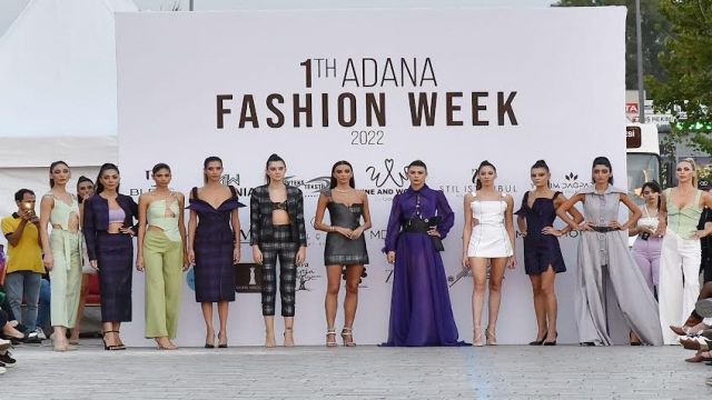 TARİHİ TAŞ KÖPRÜ ÜZERİNDE MODA RÜZGARI