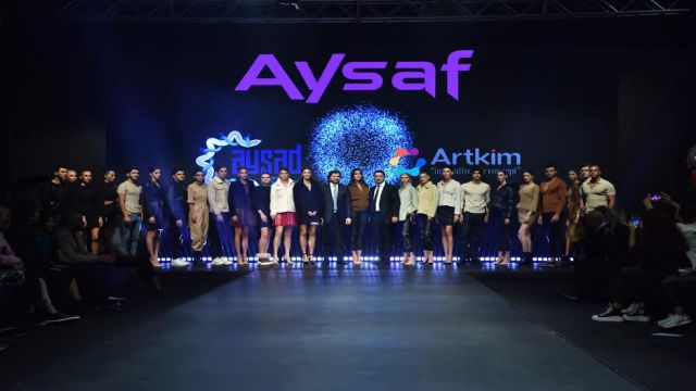 FUAR'DA DEFİLEYE BÜYÜKİLGİ