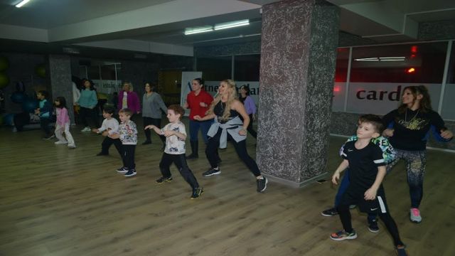 ÇOCUKLAR ANNELERİYLE ZUMBA YAPTI