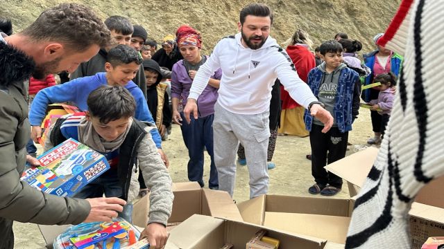 DEPREMZEDE ÇOCUKLARA 5000 OYUNCAK DAĞITILDI