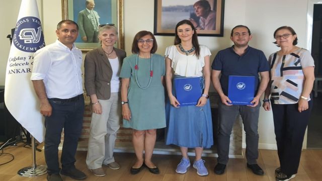 GELİR DEPREM BÖLGESİNDEKİ KIZ ÇOCUKLARINA BAĞIŞLADI