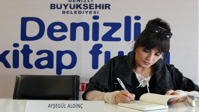 AYŞEGÜL ALDİNÇ'E DENİZLİ KİTAP FUARI'NDA BÜYÜK İLGİ