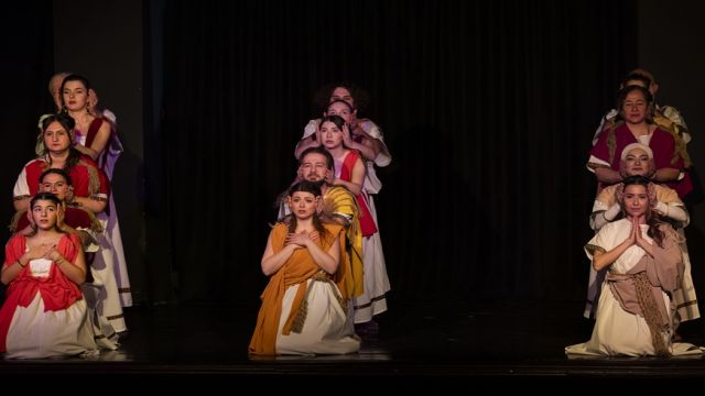 Bİ DEĞİŞİK TİYATRO’DAN EŞEK ARILARI