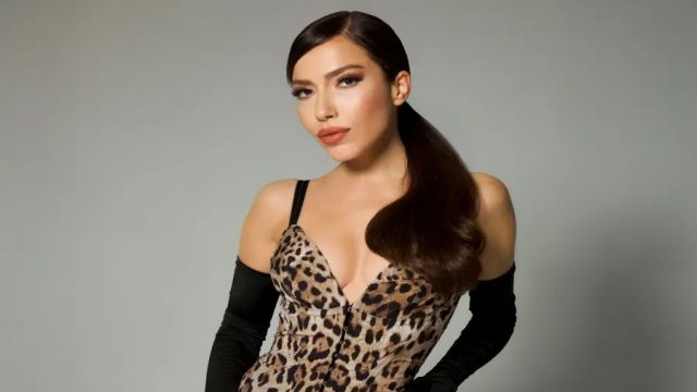 BURCU GÜNEŞ’TEN KALBE DOKUNAN TEKLİ