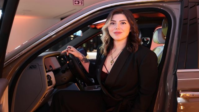 LÜKSÜN DİREKSİYONUNDA BİR KADIN: HİLAL AYSAL