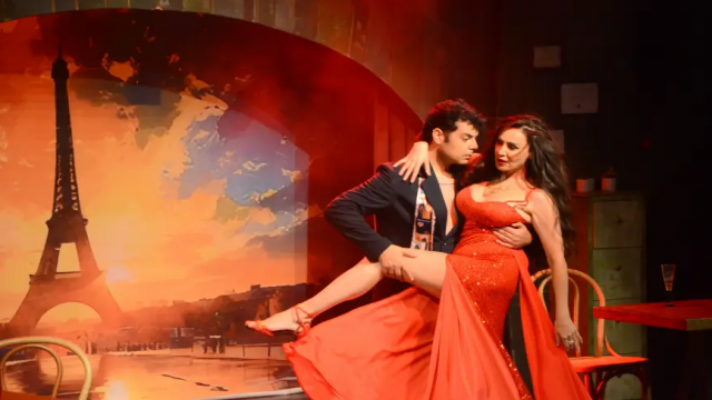 PERFORMANSIYLA AYAKTA ALKIŞLANDI