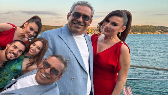 DENİZ SEKİ YENİ YAŞINI DOSTLARIYLA KUTLADI