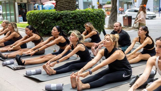 MODA VE YOGA SEVERLERİ BULUŞTURDU