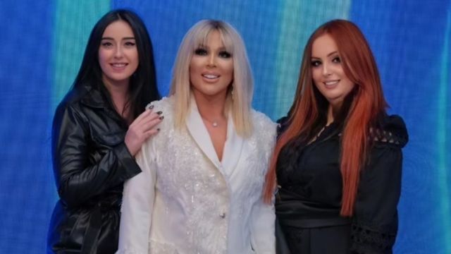 SAFİYE SOYMAN'A KLİPTE SELMA ORUÇ ŞIKLIĞI