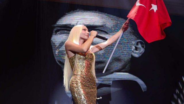 2000 KİŞİLİK KONSERDE IŞILTILI SAHNE ŞOVU