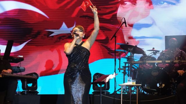 BEN CUMHURİYET KADINIYIM, ATATÜRK’ÜN AÇTIĞI YOLDA ŞARKI SÖYLÜYORUM