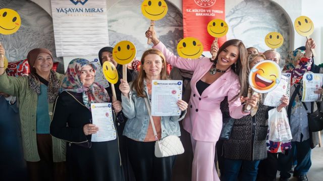 MUTLULUK REÇETESİYLE KAHKAHALAR SALONU SARDI