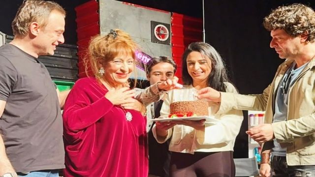 MELEK BAYKAL’A SAHNEDE SÜRPRİZ KUTLAMA