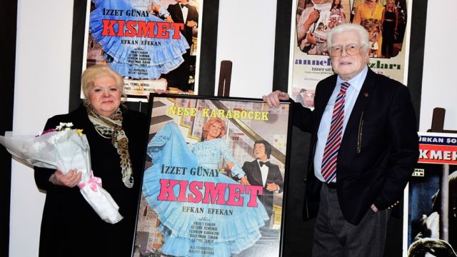 İZZET GÜNAY SERGİSİ VE NEŞE KARABÖCEK SÜRPRİZİ