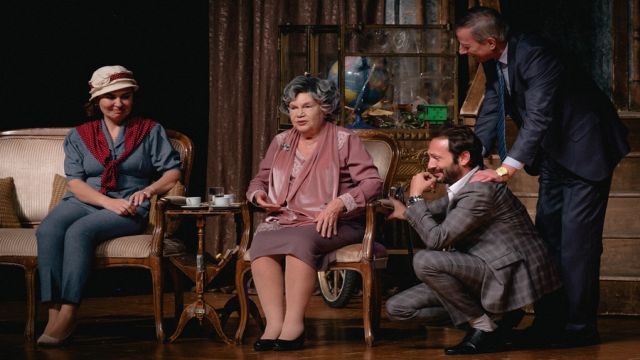 NEVRA SEREZLİ’NİN TİYATROYA DÖNDÜĞÜ 11 ÖDÜLLÜ